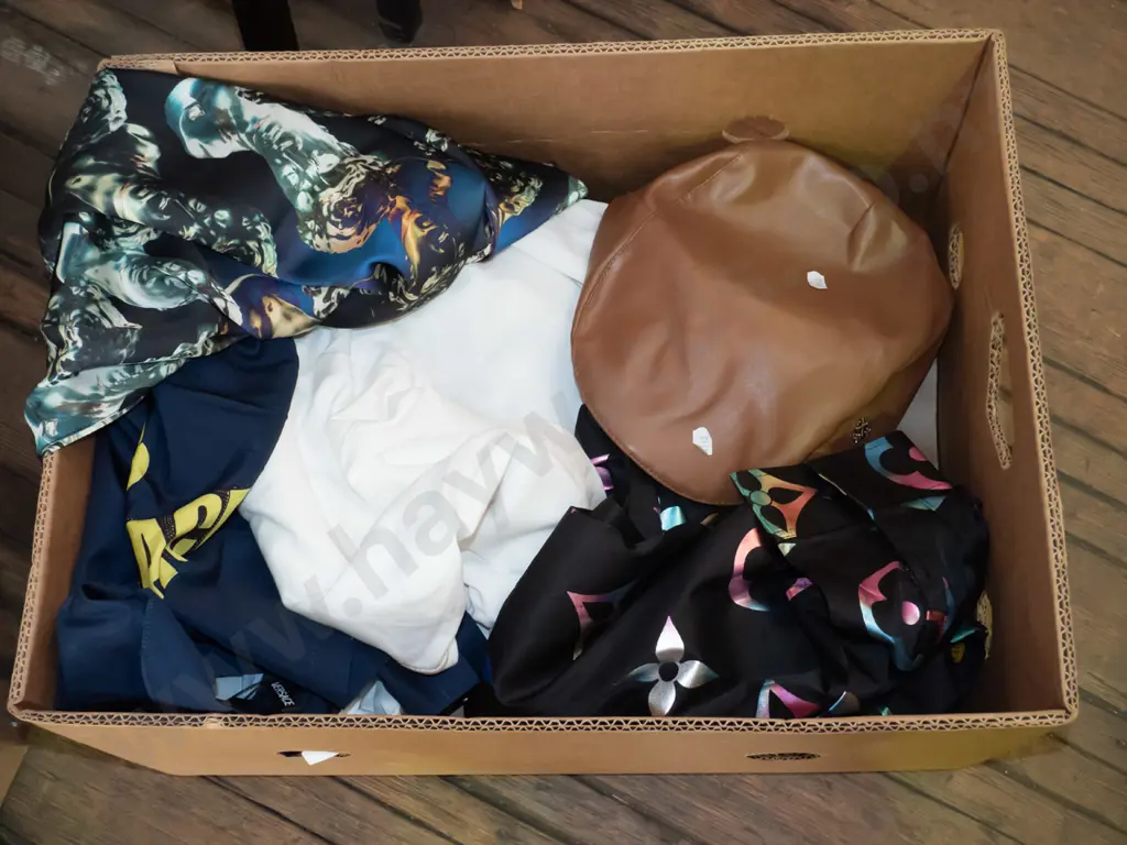 box; vinyl cap, various shirts, T-shirts etc Image 1++