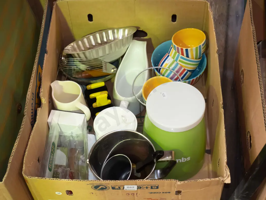 box; storage canisters, bowls, jelly mould etc Image 1++