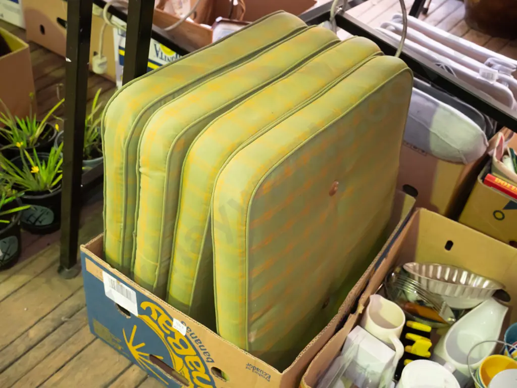 box; 4x checked garden seat cushions Image 1++