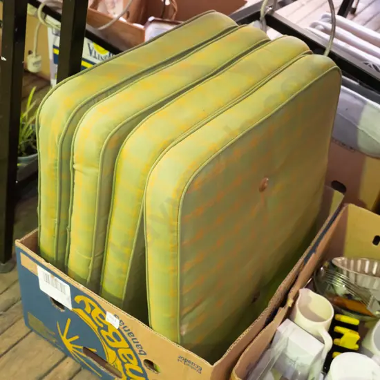 box; 4x checked garden seat cushions
