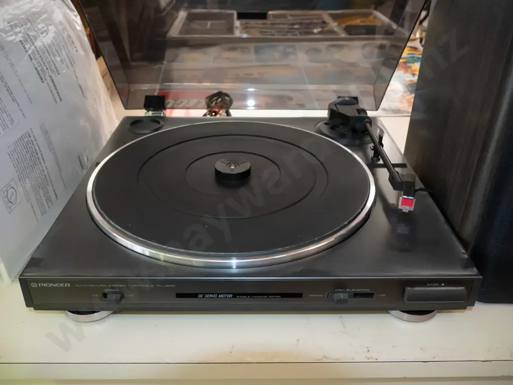 Pioneer turntable and 1x speaker Image 1++