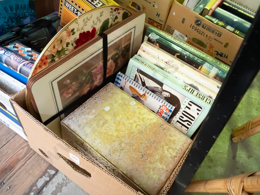 box; placemats, tray, jewellery box, books Image 1++