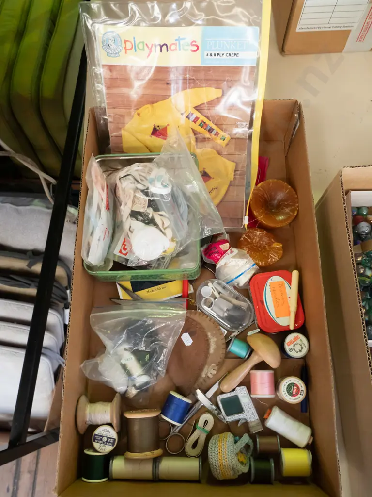 box; knitting patterns, sewing threads, braiding etc Image 1++