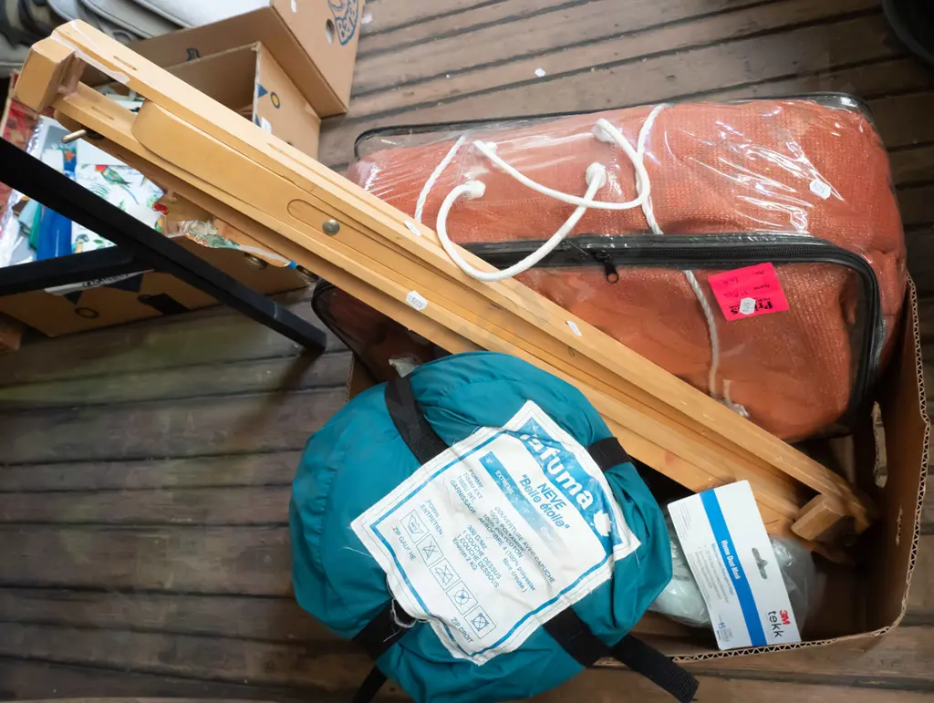 box; sleeping bag, wooden easel, 3 M dust mask etc Image 1++