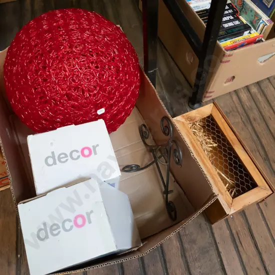 box; Décor light fittings, plastic pendant light fitting etc