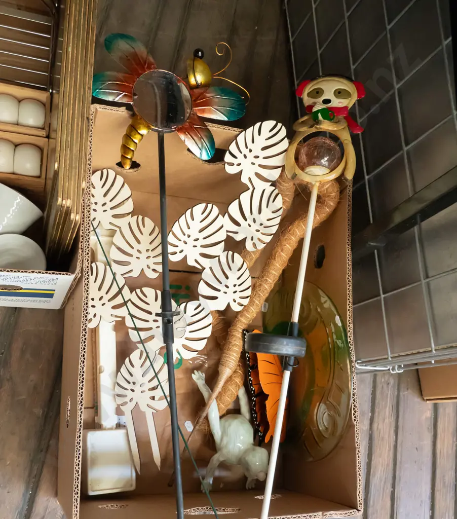 box; stakes, garden decorations, ceramic frog etc Image 1++