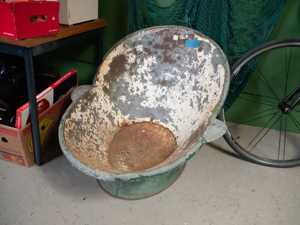 vintage tin bath Image 1++