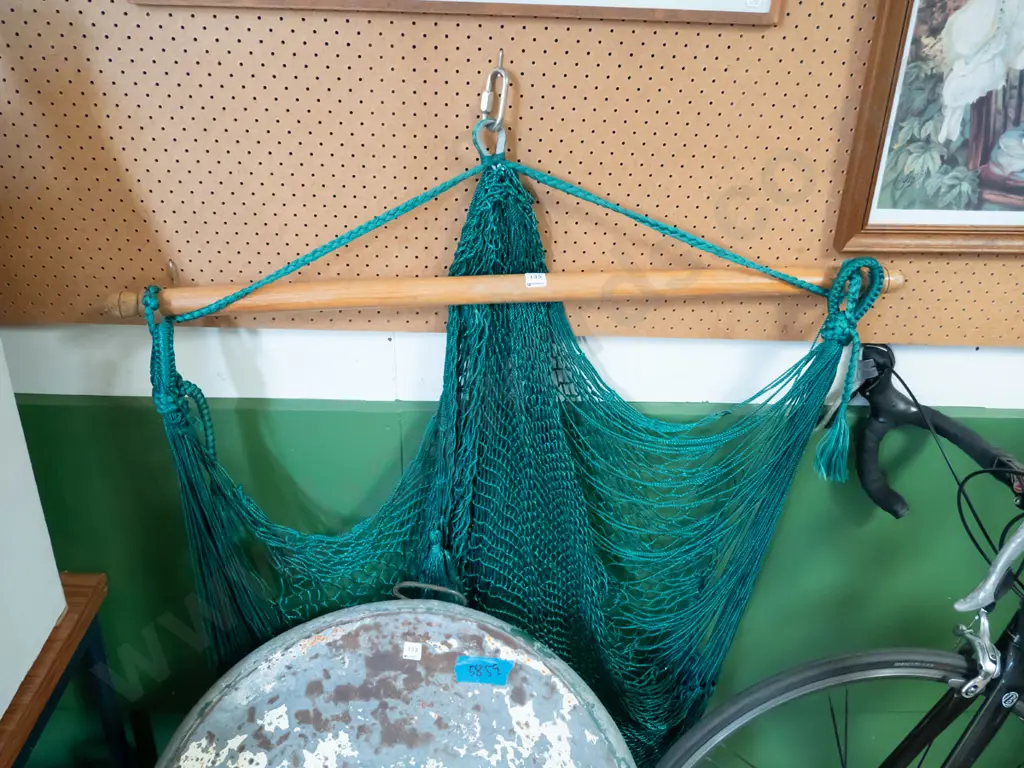 wood and fabric hanging seat Image 1++