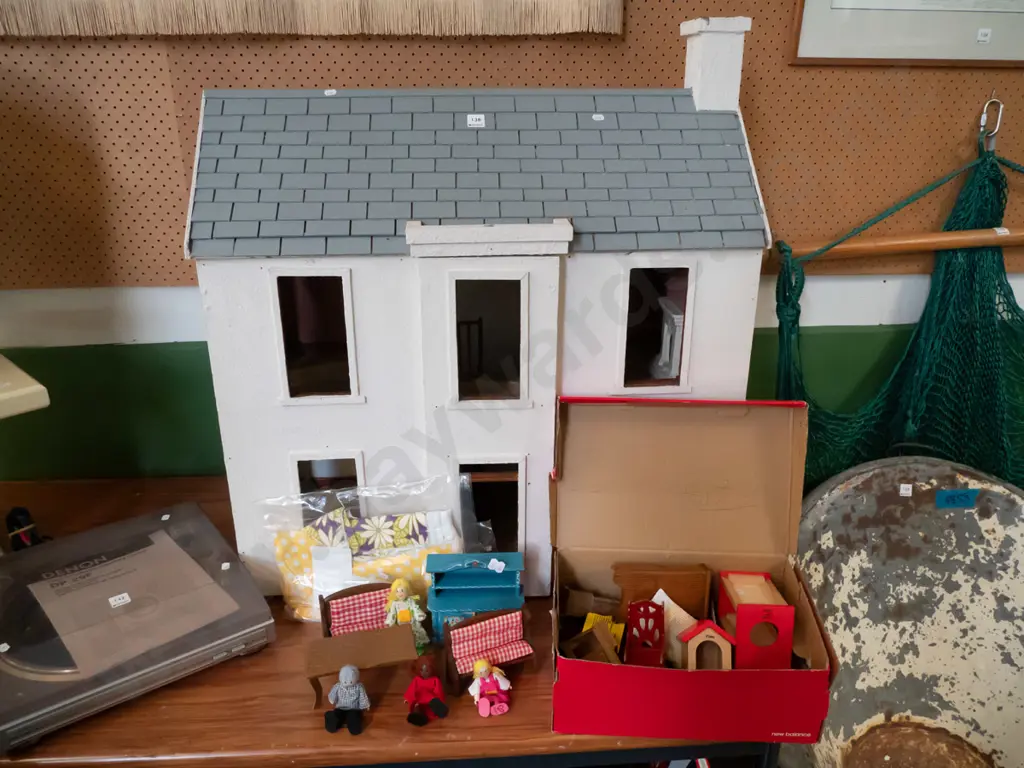 large dollshouse and furniture and dolls etc H-870 W-800 D-350 Image 1++