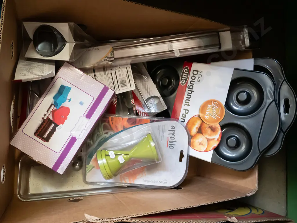 box of as-new kitchen items; donut pan, magnetic knife rack, cookie set etc Image 1++