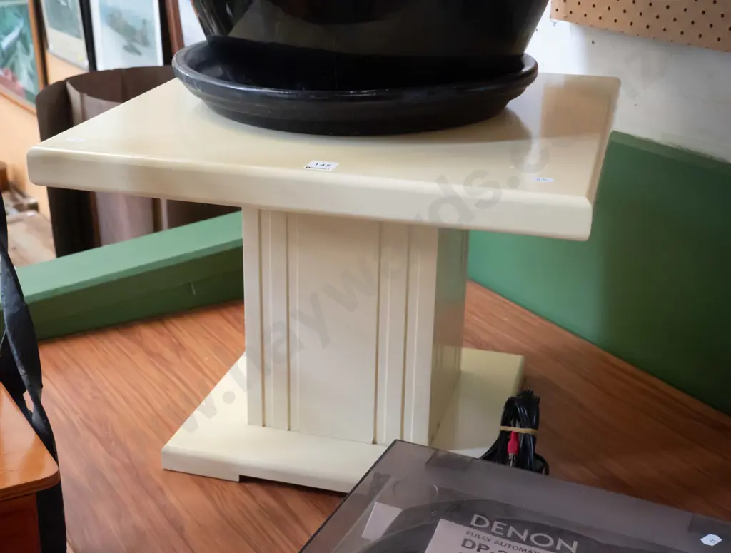 small end table/stand Image 1++