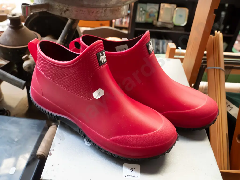 as-new red size 43 rubber ankle boots Image 1++