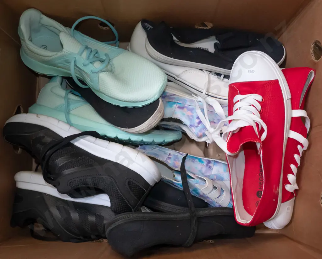 box; various sneakers Image 1++