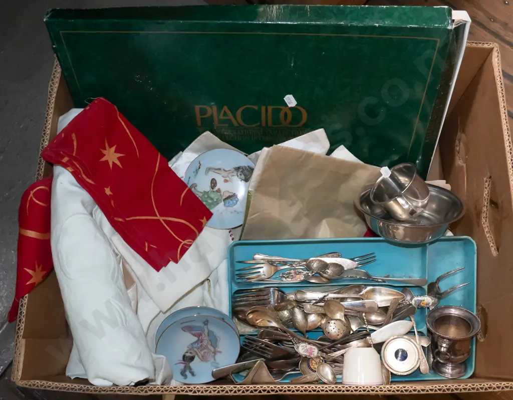 box; placemats, cutlery, tablecloths etc Image 1++