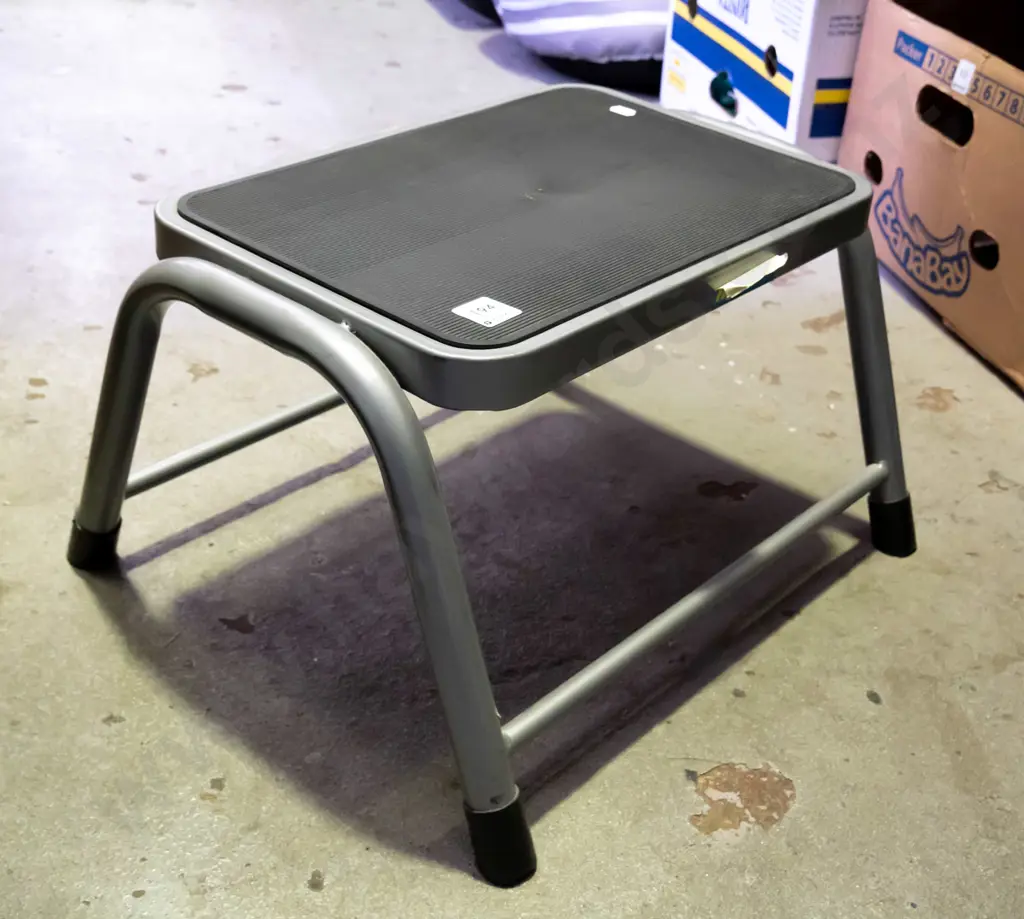 metal step stool Image 1++