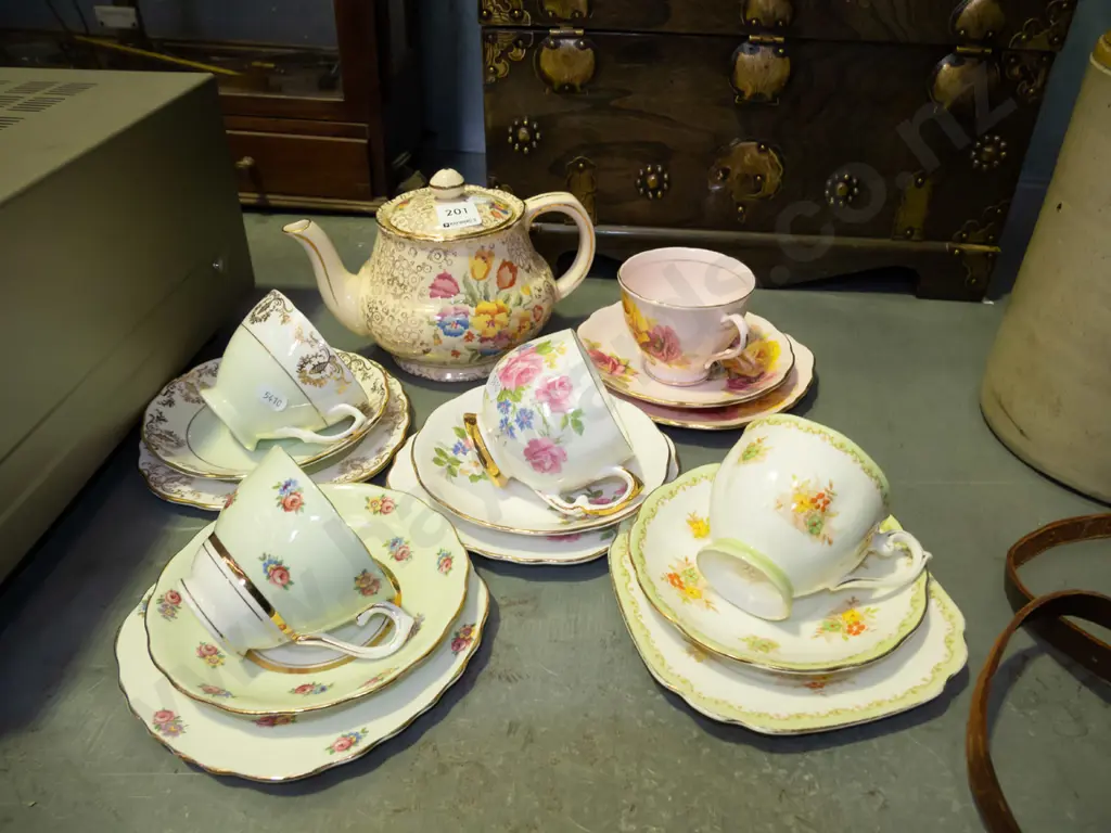 Tunstall tea pot, 5 trios Image 1++