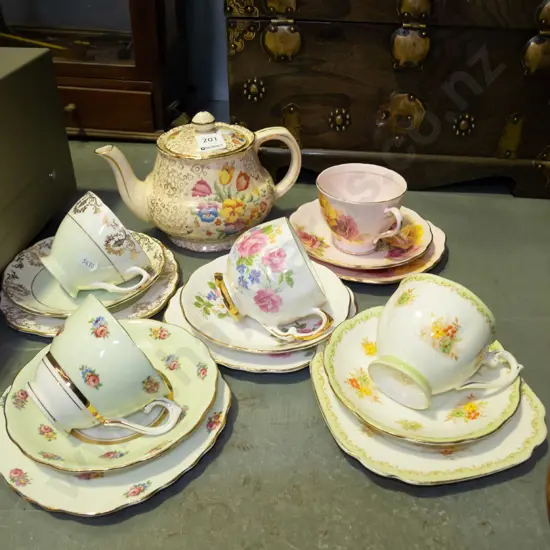 Tunstall tea pot, 5 trios