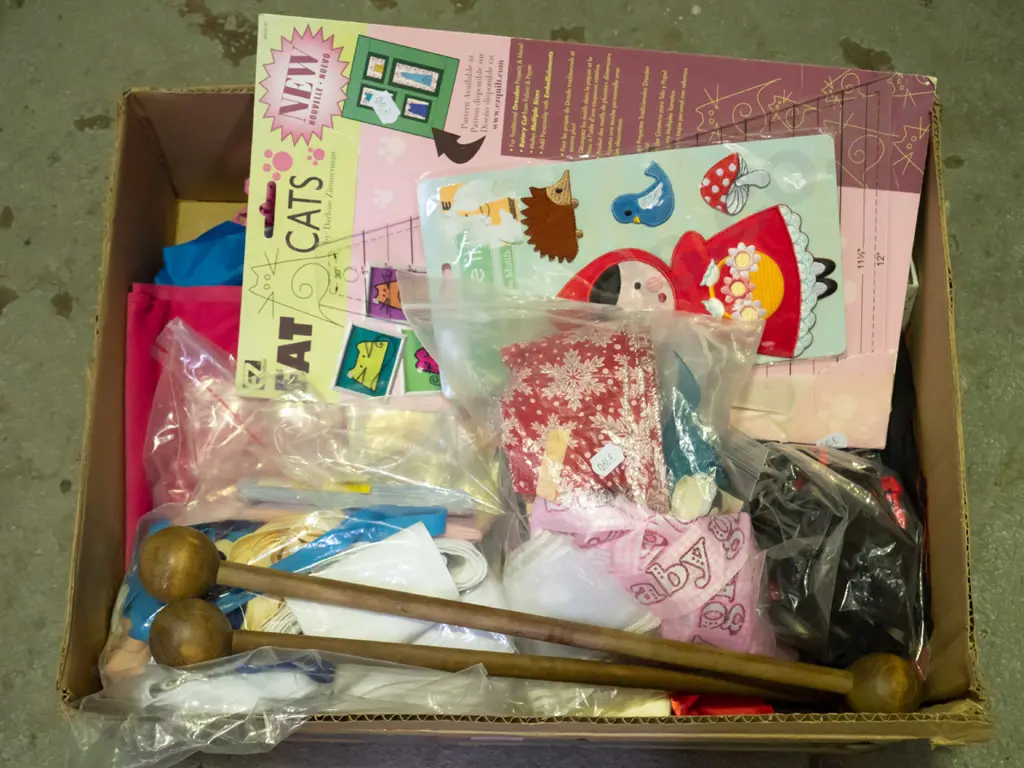 box; threads, braiding, clips, iron ons etc Image 1++