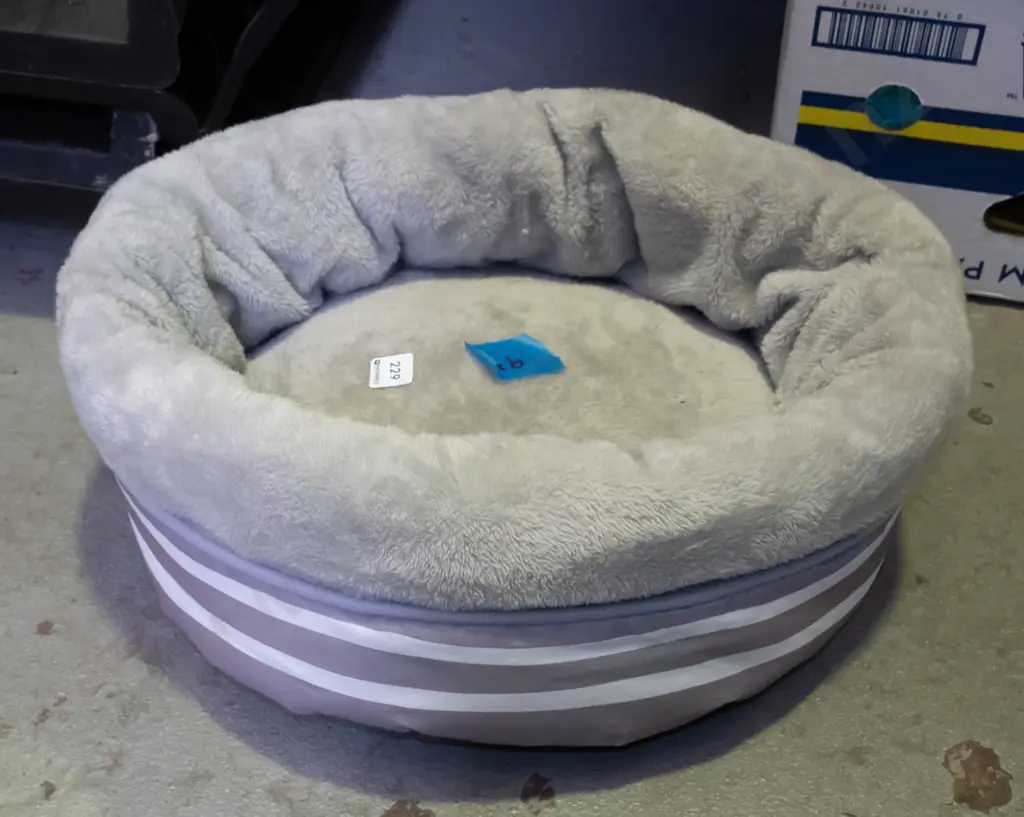 dog basket Image 1++