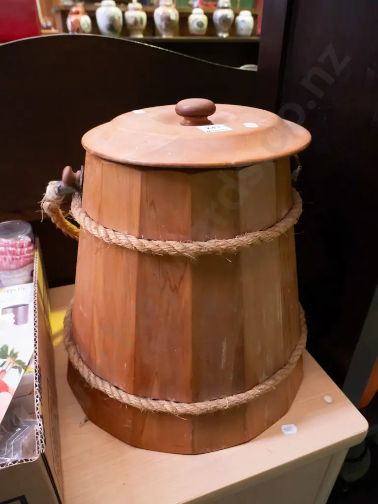 lidded wooden canister H-330 Image 1++