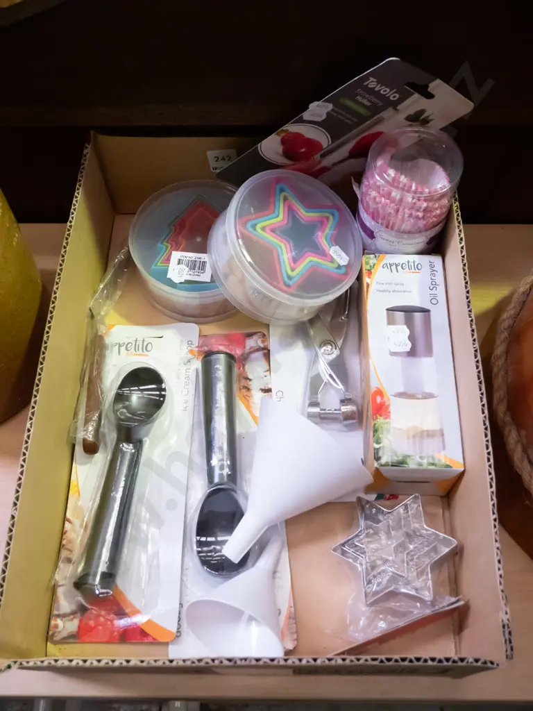 box; cookie cutters, oil sprayer, strawberry corer Image 1++