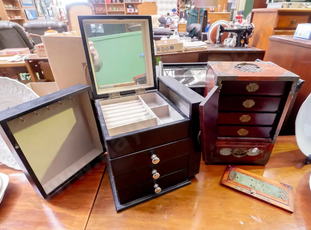 small jewellery chest, Asian jewellery chest - doors need attention H-280 Image 1++