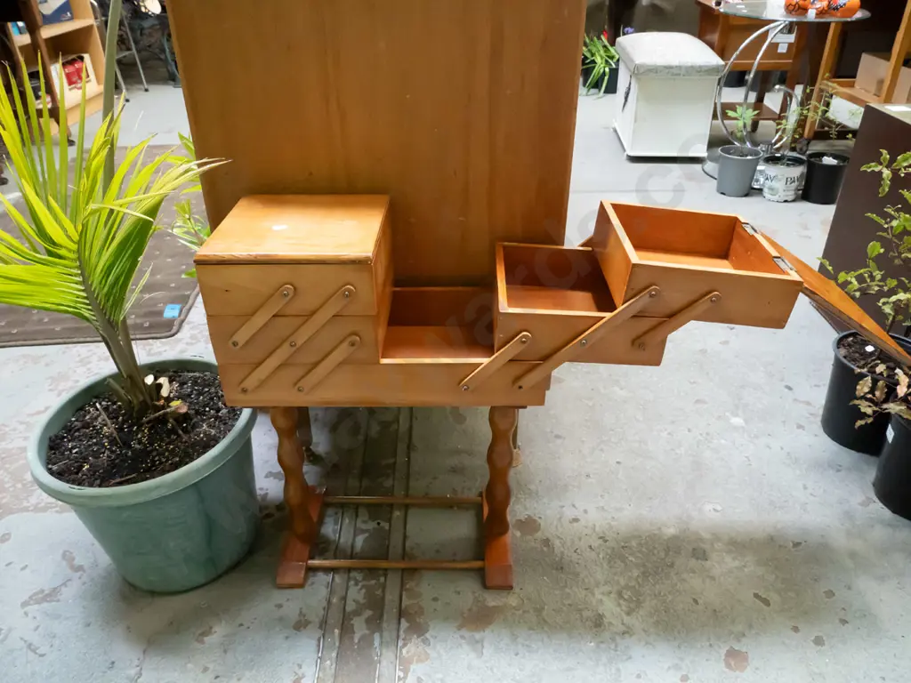 sewing concertina on stand Image 1++