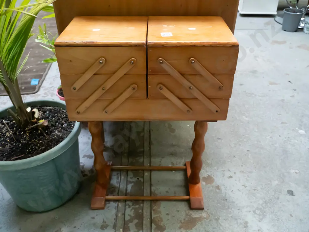 sewing concertina on stand Image 1++