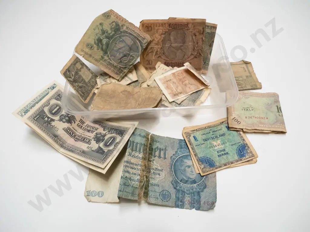 tray of banknotes Image 1++