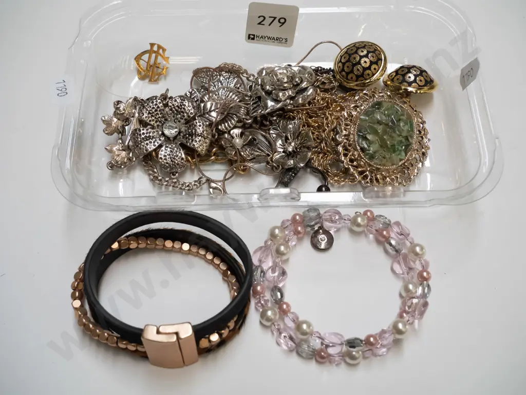 tray of costume jewellery Image 1++