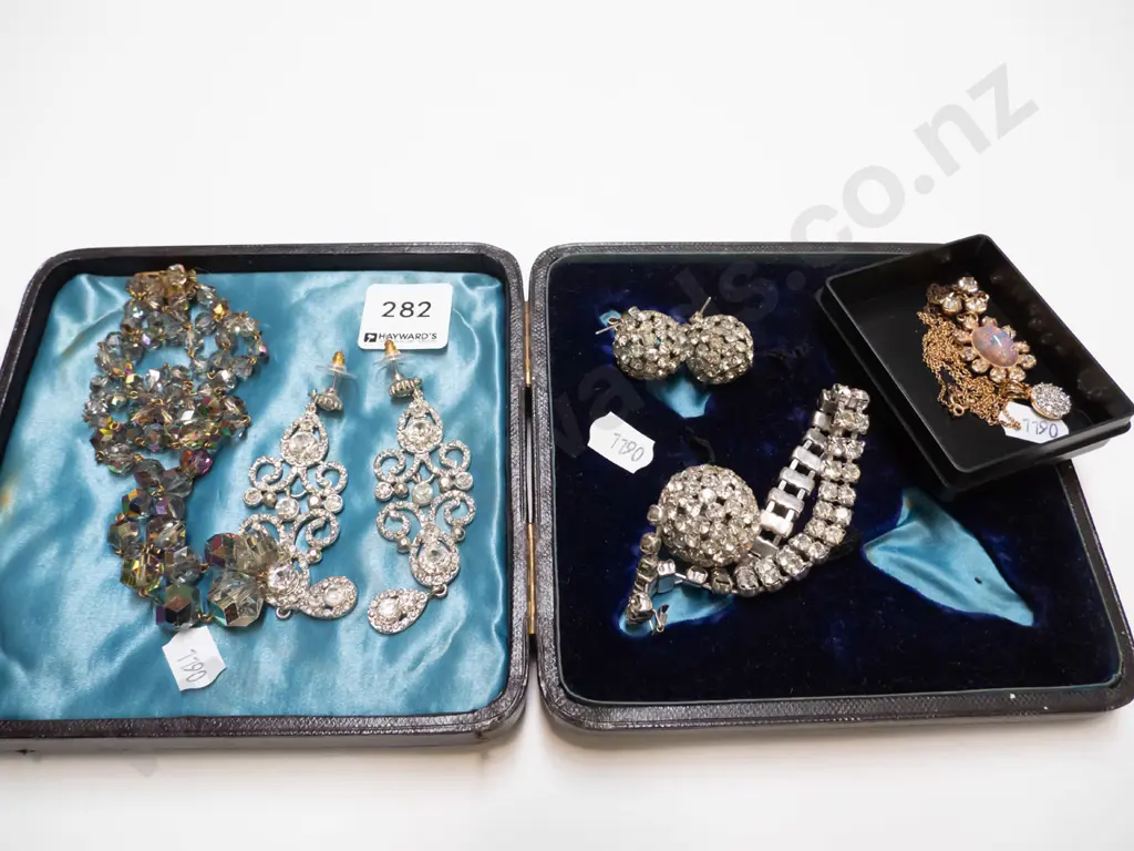 case and costume jewellery Image 1++