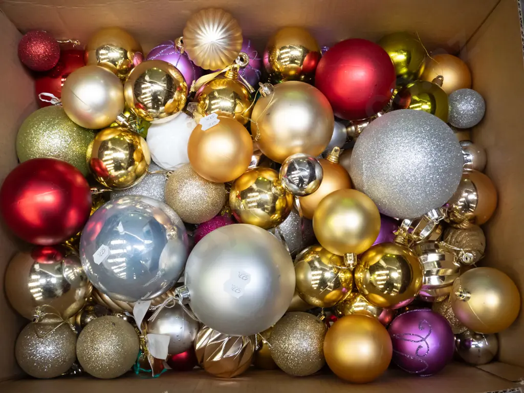 boxed Xmas tree decorations Image 1++