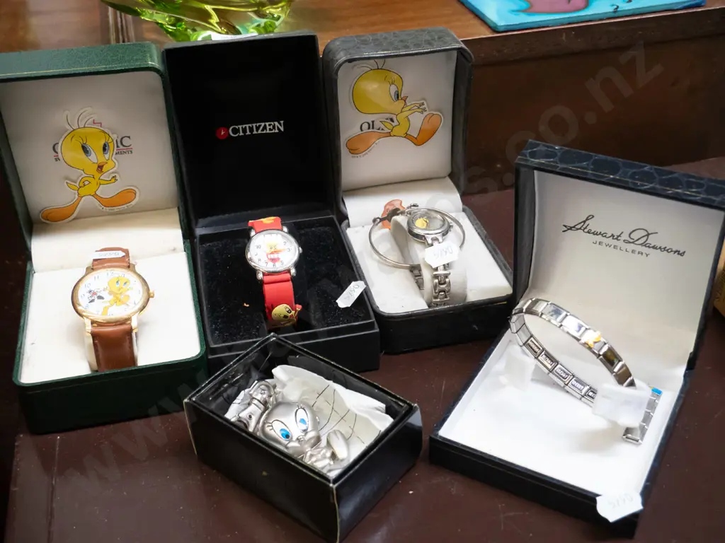 Tweetie Bird watches, key ring etc Image 1++