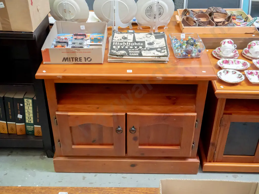 pine 2 door entertainment unit H-720 W-900 D-460 Image 1++