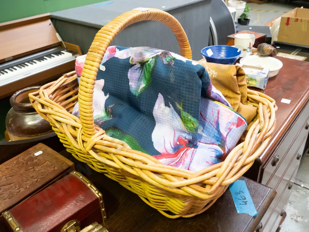 cane basket, 2x tablecloths Image 1++