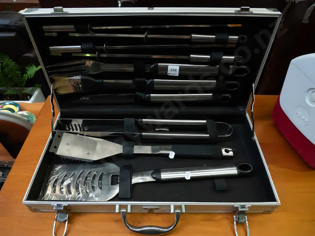 bbq set in aluminium case Image 1++