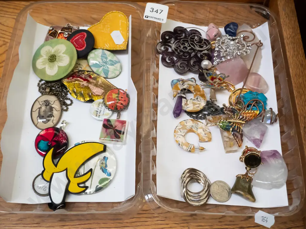 2x trays of brooches, pendants etc Image 1++