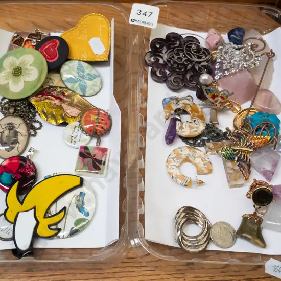 2x trays of brooches, pendants etc