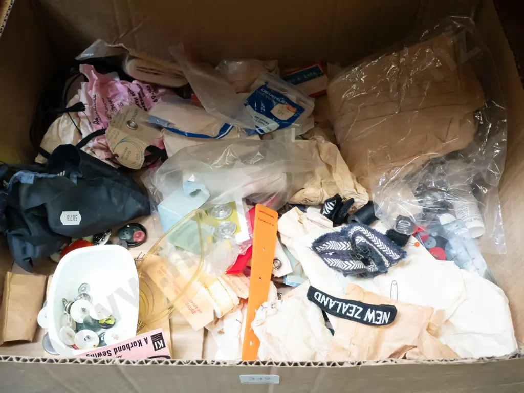 box; badges, buttons, buckles etc Image 1++