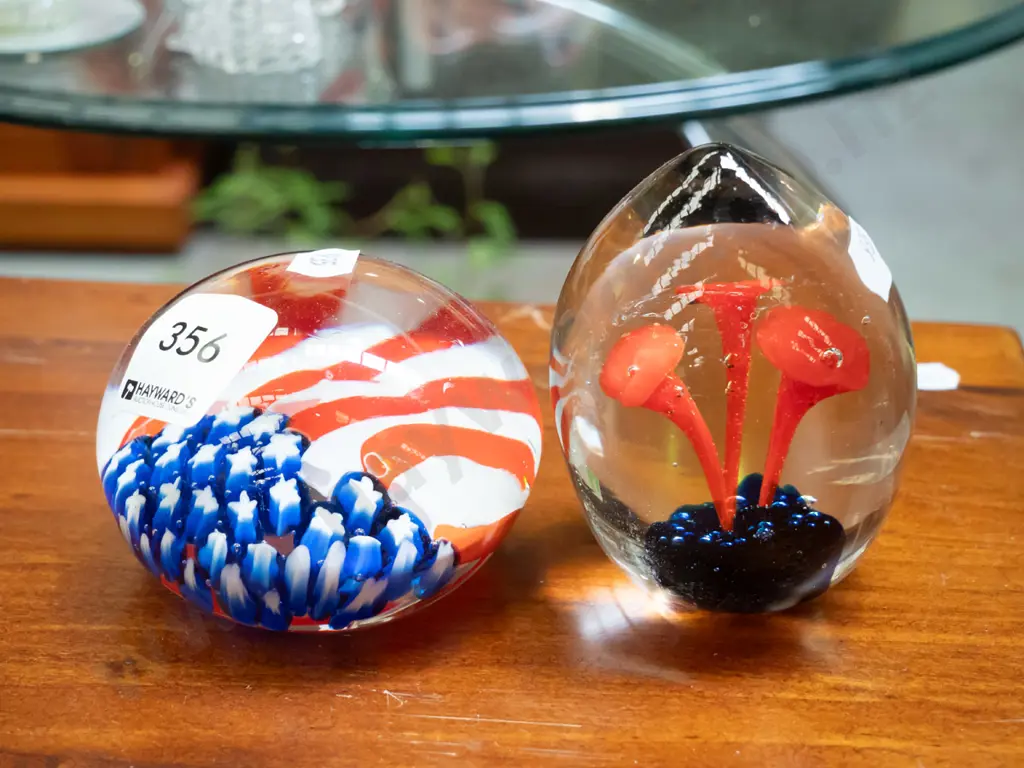 2x glass paperweights Image 1++