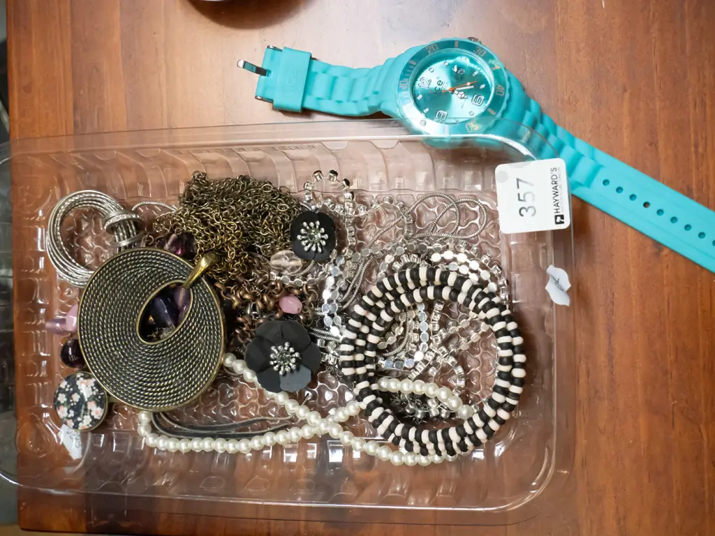 tray of costume jewellery Image 1++