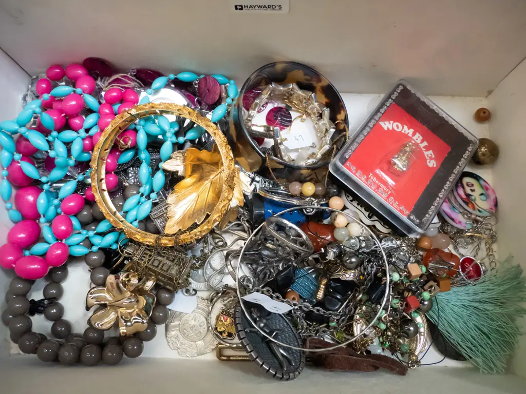 box; bangles, pendants, earrings etc Image 1++