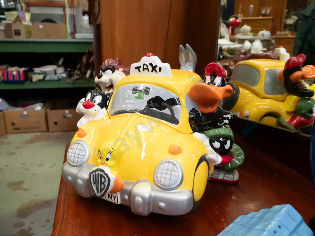Warner Brothers cartoon characters figural cookie jar Image 1++