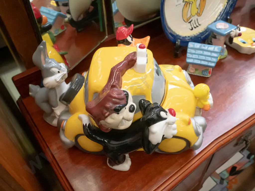 Warner Brothers cartoon characters figural cookie jar Image 1++