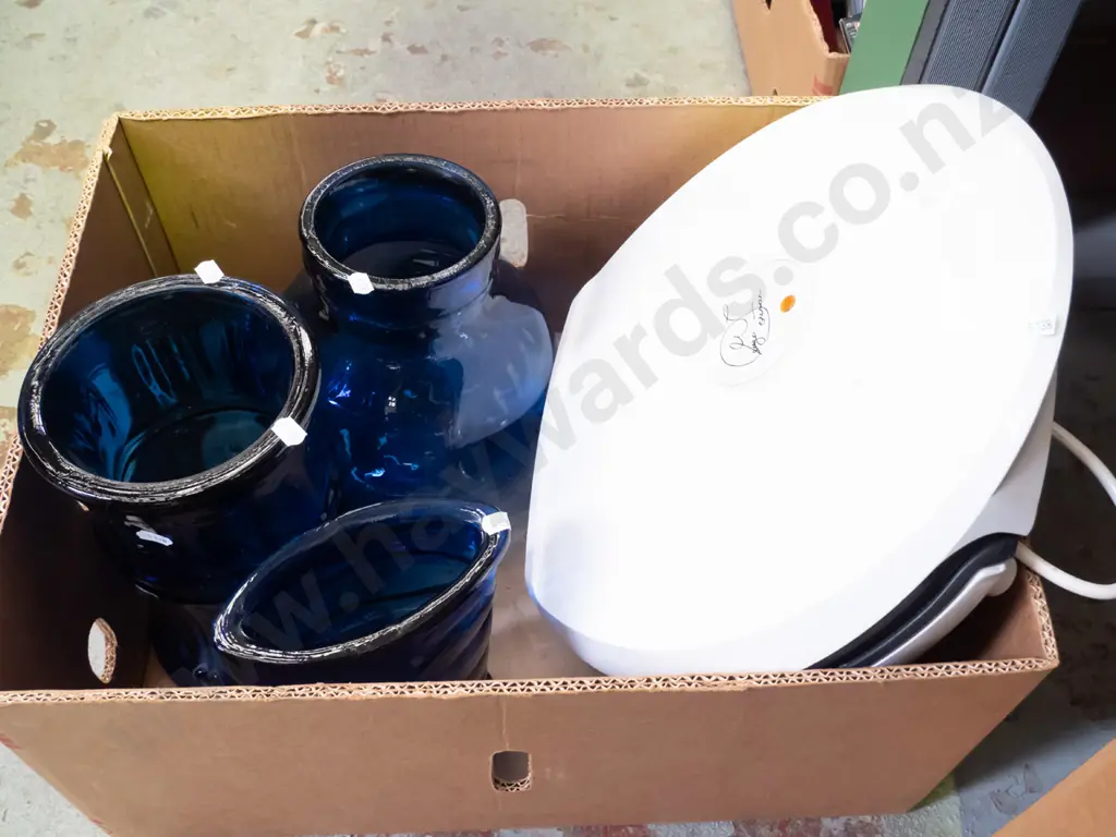 box; sandwich press, 4x blue glass vases Image 1++