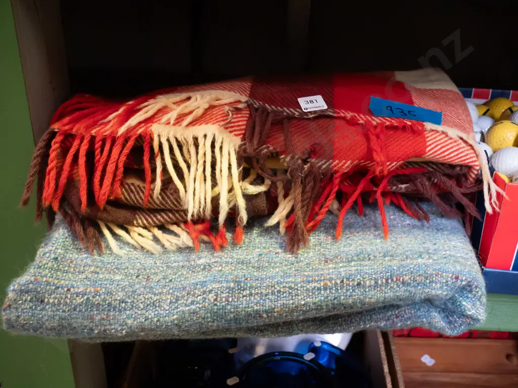 2x woollen blankets Image 1++