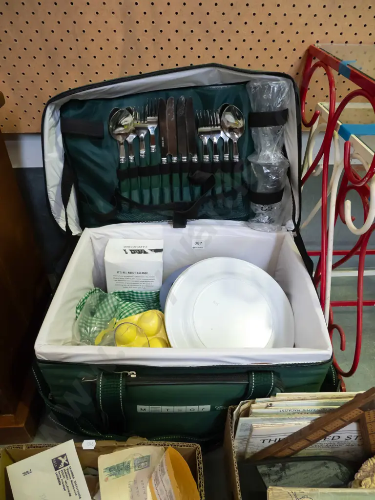 insulated picnic hamper and contents Image 1++