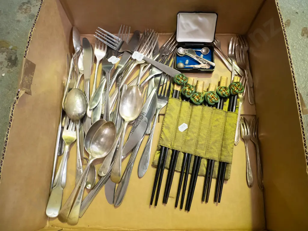 box; cutlery, chopsticks Image 1++