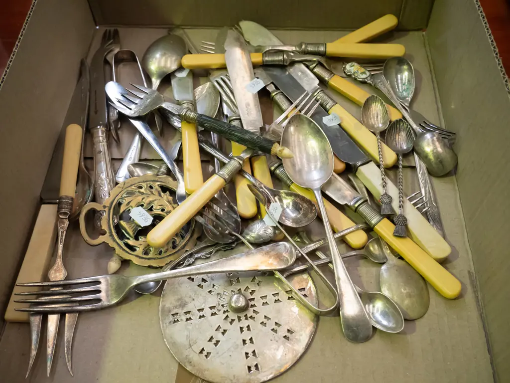 box; cutlery etc Image 1++