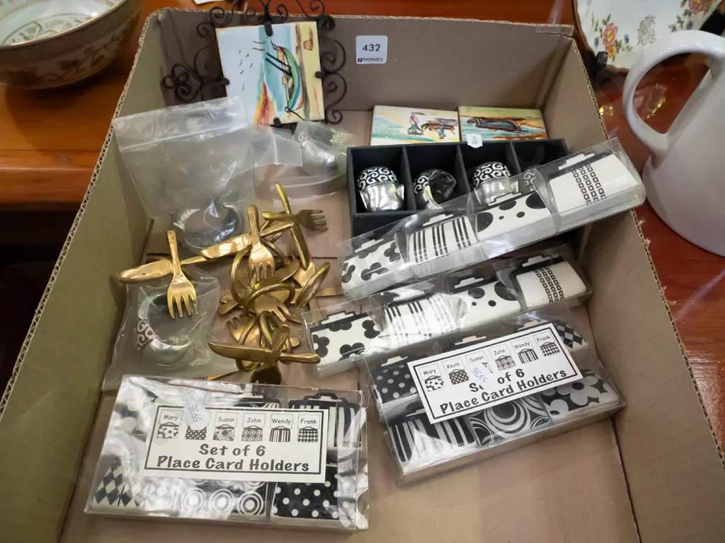 box; napkin rings, placecards holders etc Image 1++